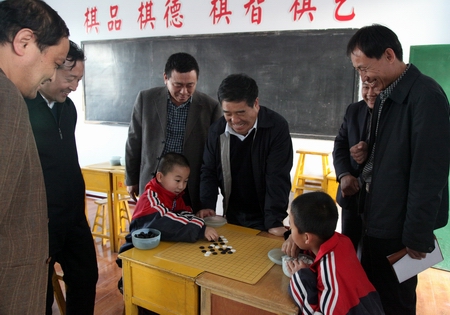 观看小学生下围棋