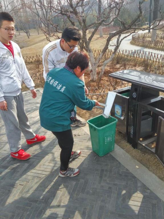 帮助清洁工打扫卫生