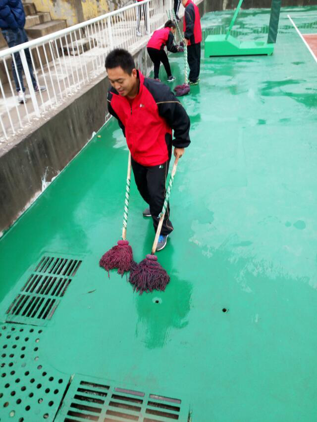 打扫灯光球场